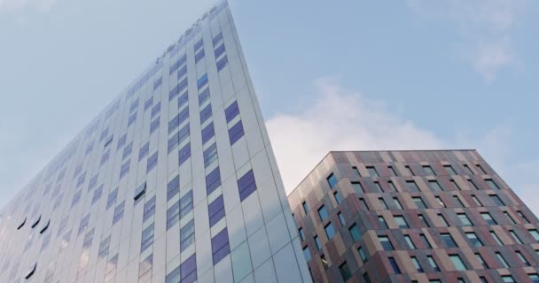 Corporate buildings. Reflection of sky in sky-scraper — Stock Video