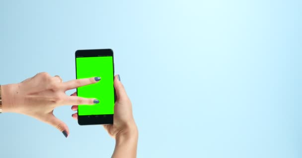 Closeup hand with a smartphone with chromakey display screen making swipe — Stock Video