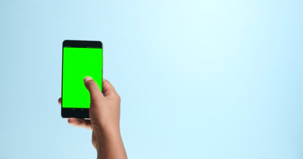 Closeup hand with a smartphone with chromakey display screen making swipe — Stock Video