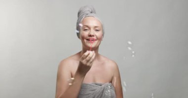 Sabun köpüğü üfleyen kadın 