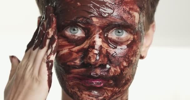 Mulher com uma máscara facial de chocolate — Vídeo de Stock