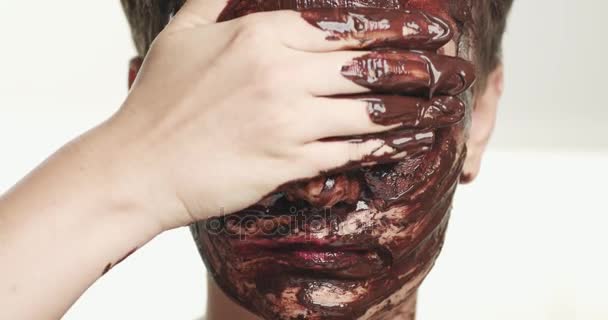 Mujer con una máscara facial de chocolate — Vídeo de stock