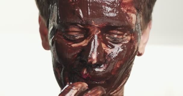 Mulher com uma máscara facial de chocolate — Vídeo de Stock