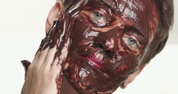 Mujer con una máscara facial de chocolate — Vídeo de stock