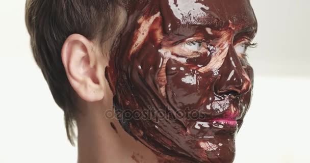 Frau mit einer Gesichtsmaske aus Schokolade — Stockvideo