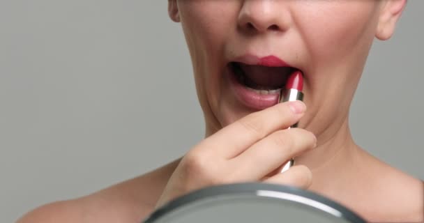 Mujer pintando labios — Vídeos de Stock