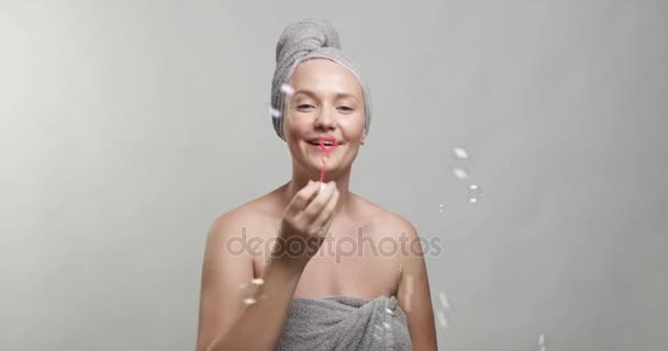 Frau pustet Seifenblasen — Stockvideo