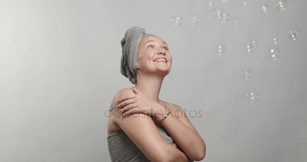 Vrouw draagt een handdoek met zeepbellen — Stockvideo