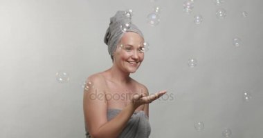 kadın bir havlu sabun köpüğü ile giyer