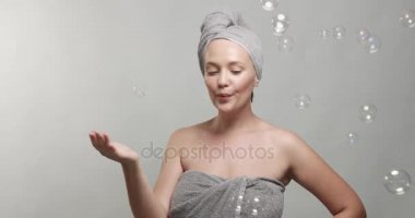 kadın bir havlu sabun köpüğü ile giyer