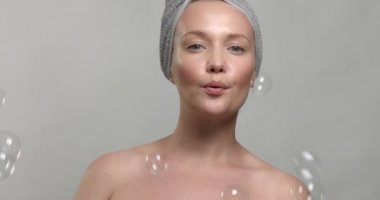 kadın bir havlu sabun köpüğü ile giyer