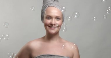 kadın bir havlu sabun köpüğü ile giyer