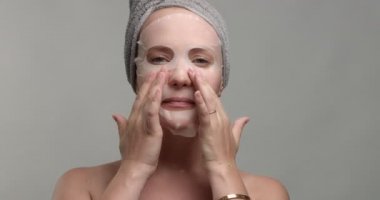 vrouw met een gezichtsmasker