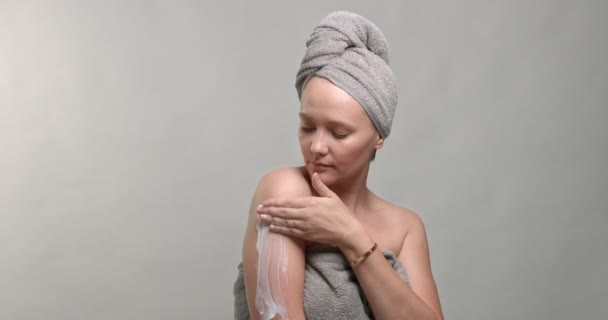 Mulher aplicando creme corporal — Vídeo de Stock