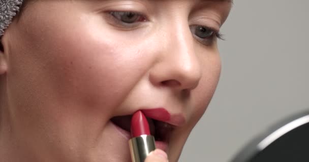 Женщина рисует губы — стоковое видео