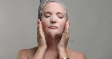 vrouw met een gezichtsmasker
