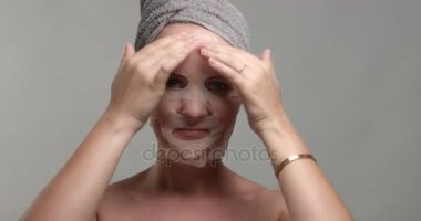 vrouw met een gezichtsmasker