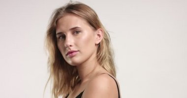 Güzel sarışın siyah olmalı video