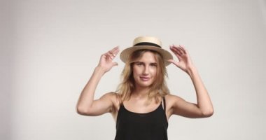 Hasır şapka video sarışın kız