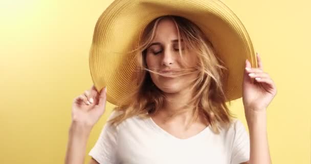 Sorrindo mulher loira usando chapéu de vídeo — Vídeo de Stock