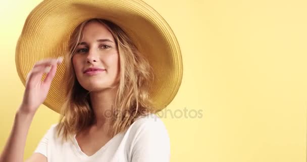 Sorridente donna bionda indossa cappello video — Video Stock
