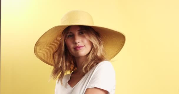 Sonriente mujer rubia con sombrero de vídeo — Vídeos de Stock