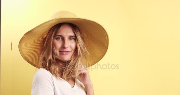 Sorrindo mulher loira usando chapéu de vídeo — Vídeo de Stock