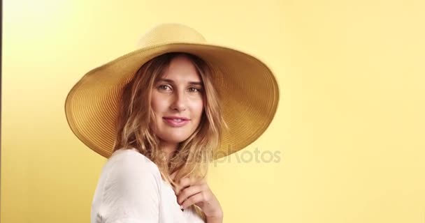 Sorridente donna bionda indossa cappello video — Video Stock