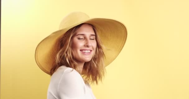 Sorridente donna bionda indossa cappello video — Video Stock