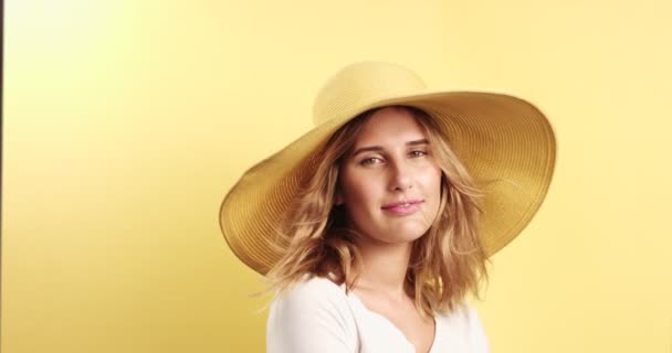 Sorridente donna bionda indossa cappello video — Video Stock