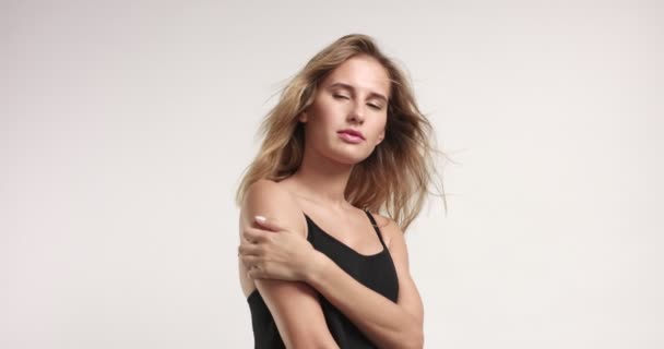 블랙 캐 미 솔 비디오에 아름 다운 금발 — 비디오