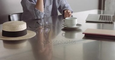 Video ofiste çalışan sıcak genç kadın