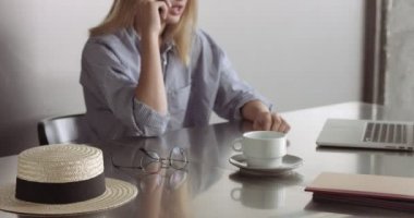 Video ofiste çalışan sıcak genç kadın