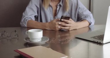 Video ofiste çalışan sıcak genç kadın