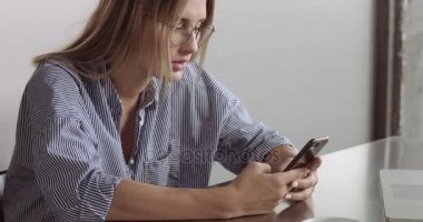 Video ofiste çalışan sıcak genç kadın