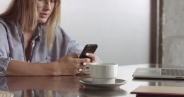 Video ofiste çalışan sıcak genç kadın