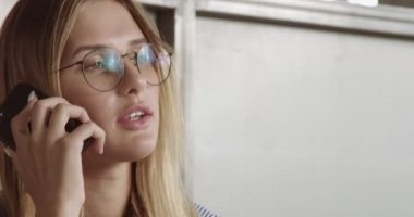 Video ofiste çalışan sıcak genç kadın