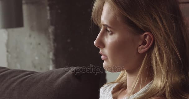 Jeune femme blonde relaxante sur le canapé — Video