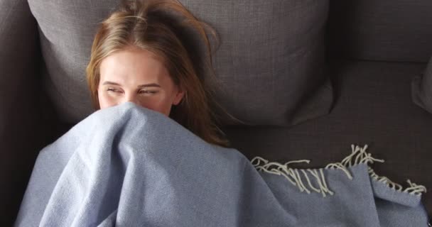 Jeune femme blonde relaxante sur le canapé — Video