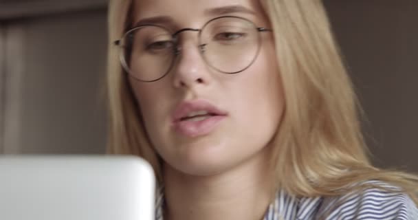 Heiße junge Frau arbeitet in einem Büro-Video — Stockvideo