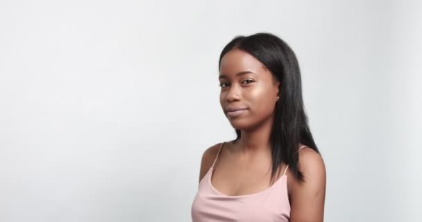 Menina negra bonita posando vídeo — Vídeo de Stock