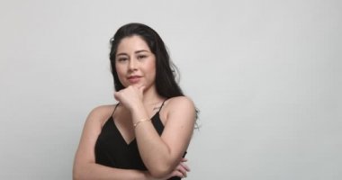 Emin gülümseyen latina video