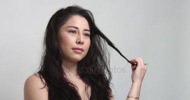 Emin gülümseyen latina video