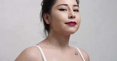 Emin gülümseyen latina video