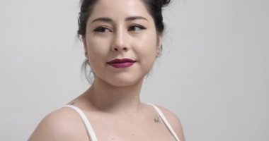 Emin gülümseyen latina video