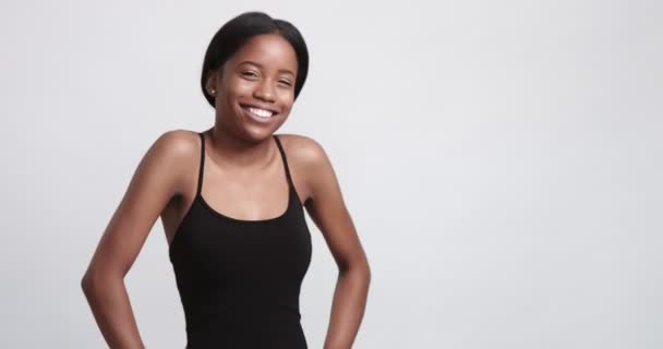 Красива чорна дівчина позує відео — стокове відео