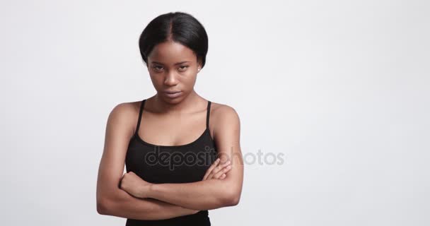Piękny czarny dziewczyna pozuje wideo — Wideo stockowe