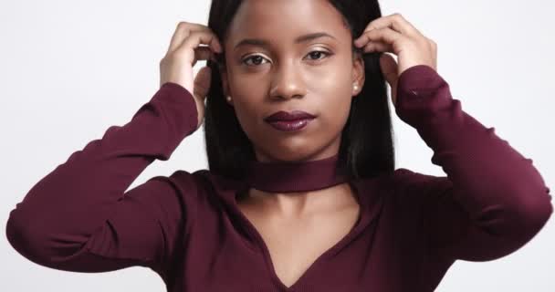 Vacker svart tjej poserar video — Stockvideo