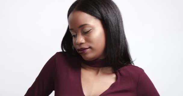 Schöne schwarze Mädchen posiert video — Stockvideo