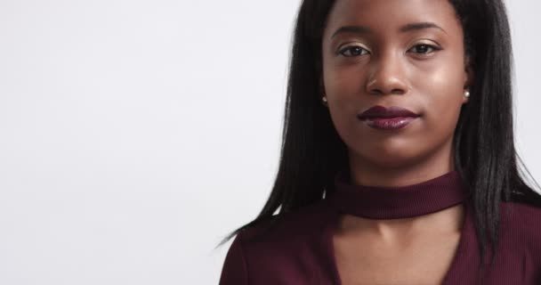 Menina negra bonita posando vídeo — Vídeo de Stock